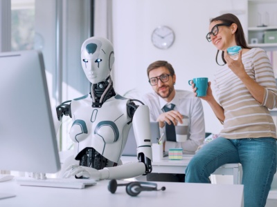 Liczba osób korzystających z AI w pracy drastycznie spada