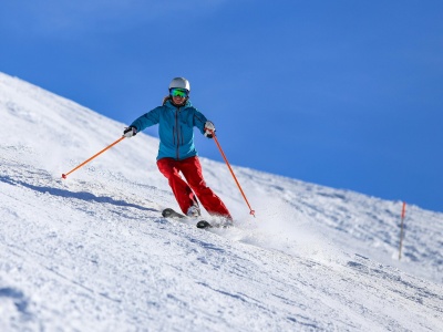 Jak dobrać sprzęt narciarski do swojego poziomu umiejętności i stylu jazdy?