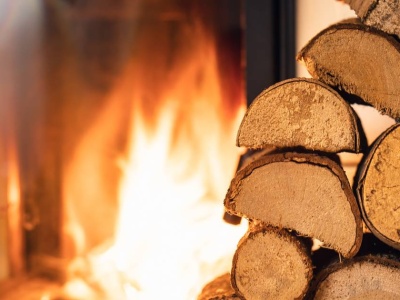 To drewno opałowe robi furorę. Właściciele kominków je chwalą, bo jest tanie