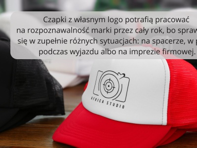 Nakrycia głowy, które naturalnie promują markę