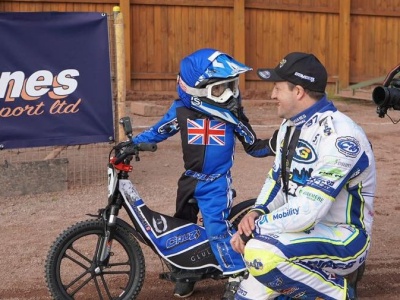 Żużel. Robią to najlepiej na świecie! Synek Chrisa Harrisa skradł show! (WIDEO)