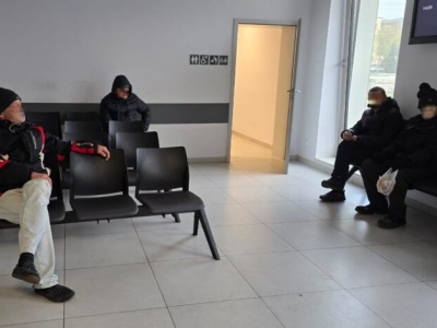 Bezdomni okupują poczekalnię Powiatowego Centrum Przesiadkowego. Smród i bród – taka jest codzienność tego miejsca