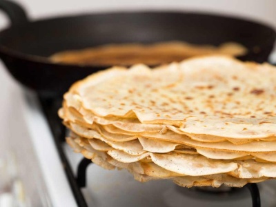 Naleśniki rozpadają się podczas smażenia? Dodaj 1 łyżkę tego i zapomnij o problemie