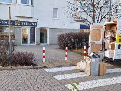 Przy Al. KEN notorycznie wypakowują paczki z busa na przejściu dla pieszych. Mieszkańcy oburzeni