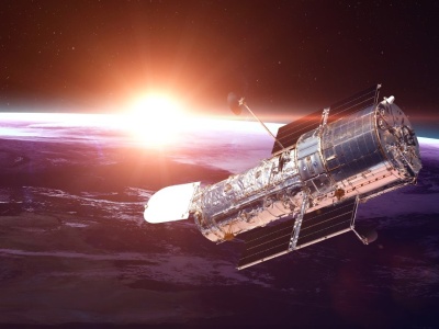 Kosmiczny Teleskop Hubble'a fotobombardowany przez satelity. Problem rośnie