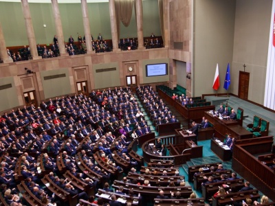 Największe partie spadają, najbardziej rośnie Konfederacja. Jest najnowszy sondaż