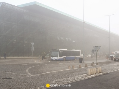 Gęsta mgła paraliżuje działanie lotniska w Krakowie. Wiele lotów zostało przekierowanych