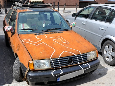 Porzucone auta na osiedlach i drogach publicznych. Mecenas Porada wyjaśnia, co wolno zrobić