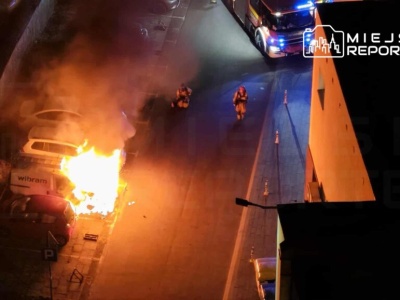 Pożar trzech samochodów na Woli. Trwa akcja gaśnicza