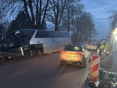 Autokar w rowie na os. Patria. Na szczęście nikt nie ucierpiał