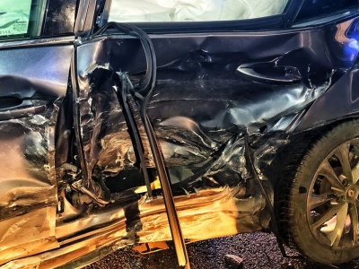 Wypadek dwóch aut na Asnyka i Komuny Paryskiej. 2 dzieci w karetce (ZDJĘCIA)