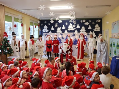 Mikołajkowe przedstawienie w Przedszkolu nr 4 przygotowane przez nauczycielki i wizyta Św. Mikołaja (zdjęcia)