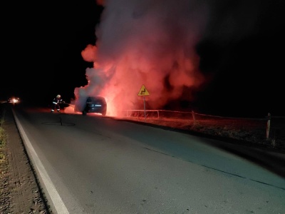 Nocna łuna nad Iwlą. Samochód osobowy zamienił się w kulę ognia