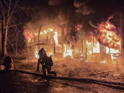 Duży pożar w Zawodziu. Przed przybyciem strażaków z budynku wyszli bezdomni