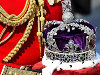 Obrzucili gablotę z koroną kremem. Cztery osoby aresztowane