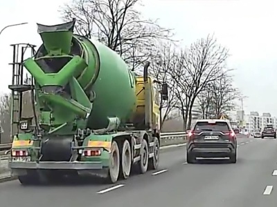 Głupota tego kierowcy Toyoty nie znała granic. Nie baw się w wymierzanie sprawiedliwości