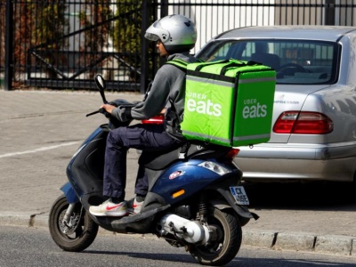 Skutery dostawców jedzenia zatruwają powietrze w miastach