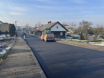 Nowy asfalt na ulicy Tkackiej. Kierowcy wreszcie odetchną