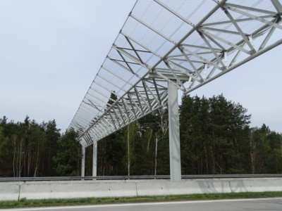 Tajemnicze konstrukcje nad drogami. Mało kto wie, czemu tak naprawdę służą