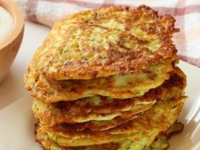 Do placków z cukinii dodałam nietypowy składnik. Są pełne białka, a do tego mają smak premium