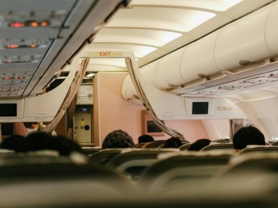 Czy leci z nami pilot? Tak i powiedział, ile zarabia. 