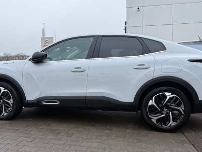 Rodzinny sedan z Europy za 94 100 zł ma 510-litrowy bagażnik i otwór na narty. A automat dostajesz tu już w tej cenie