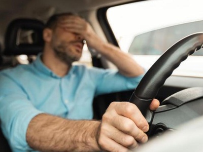 DGT zaostrza kontrole. Kierowcy muszą pilnować jednej naklejki