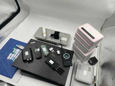 „Podróżowali” po Europie z detektorem urządzeń szpiegowskich i sprzętem hakerskim. W centrum Warszawy zatrzymano trzech obywateli Ukrainy