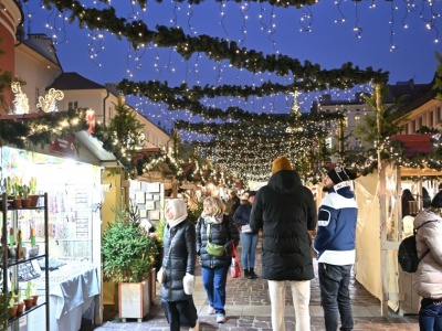 Coraz więcej osób łączy tradycję z technologią. Świąteczne zakupy się zmieniają