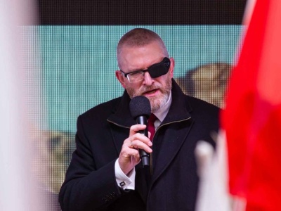 Proces Grzegorza Brauna właśnie ruszył. Okolice sądu zastawione radiowozami