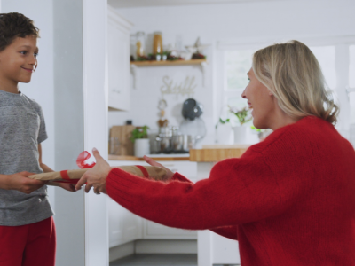 Co kupić mamie na prezent świąteczny? Te propozycje nigdy nie zawodzą