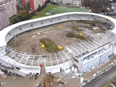 „Blacha jak na lepiankach w Afryce”? Kierownik budowy PCLA odpowiada na krytykę dachu