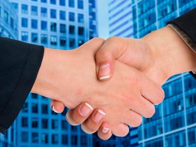 Arbitraż a mediacja w rozwiązywaniu sporów – na czym polega różnica