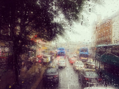 Ulewne deszcze i alert powodziowy – pogoda znów zaskakuje