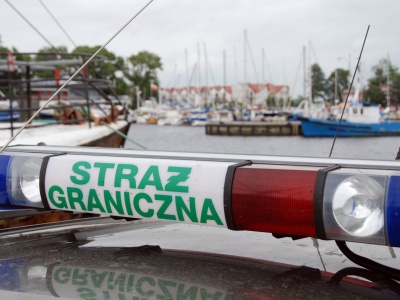 O krok od tragedii w porcie w Helu. Kapitan jachtu wpadł do wody, uratowały go strażniczki graniczne