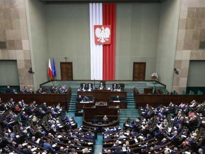 Najnowszy sondaż poparcia. KO wyprzedza PiS, pięć partii w Sejmie