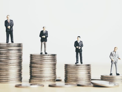 Horrendalne zarobki prezesów. Szef tej sieciówki zgarnął prawie 100 mln dol.