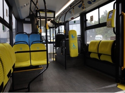Kolorowe fotele w warszawskich autobusach? Mają pomóc niepełnosprawnym. ZTM ma zastrzeżenia