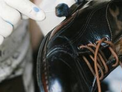 Podaruj buty osobie w potrzebie! Szewc z Wrocławia naprawi obuwie dla podopiecznych Towarzystwa Brata Alberta