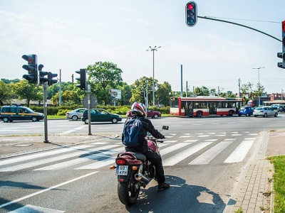 Zmiany na skrzyżowaniach: więcej sekundników i koniec z zatrzymywaniem się na zielonej strzałce