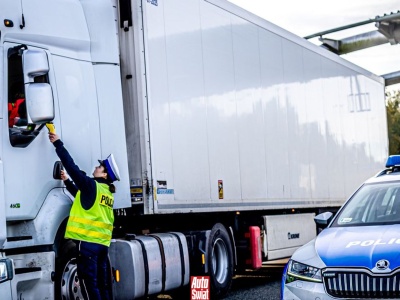 Policja pokazała nagranie z A4. Jechał na awaryjnych i odbijał się od barierek. Tirem