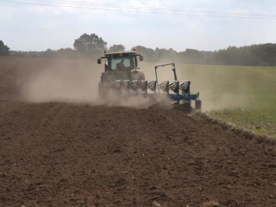 Zabiegi agrotechniczne: jak przygotować glebę, aby ograniczyć agrofagi przed nowym sezonem?
