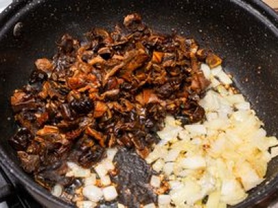 Prawie wszyscy smażą grzyby w ten sposób. Tylko najlepsze gospodynie wiedzą, że to prosta droga do katastrofy