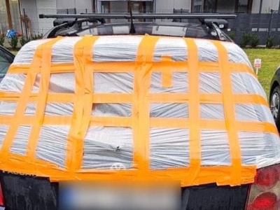 Chodził po mieście z ostrym narzędziem i niszczył samochody. 