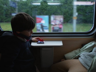 Chłopiec w pociągu wchodził mamie na głowie. Pasażerka zareagowała zupełnie inaczej