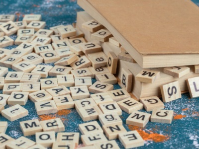 “Szponcić” Młodzieżowym Słowem Roku 2025. Co oznacza?