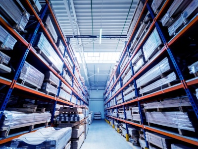 Jak oszczędzić miejsce w magazynie? 7 sposobów na dobieranie kartonów, które obniżą koszty