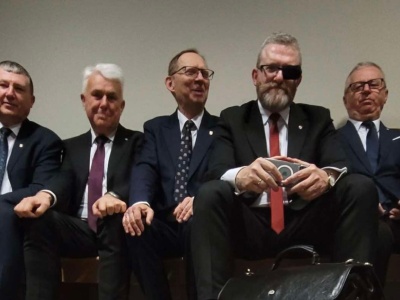 Kuriozalne sceny z Grzegorzem Braunem w sądzie. Jego świta odmawiała na korytarzu 