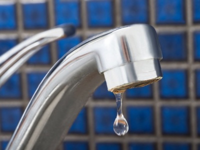 Wyłóż blachę, a resztę wynieś do łazienki. Krany będą czystsze, niż kiedykolwiek