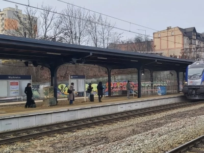 Straszyła podróżnych, ale w końcu jest odnawiana. Powoli zmienia się stacja w Mysłowicach